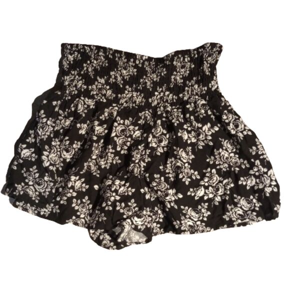 Soho Lady Women's Size Large Black and White Floral Shorts - Picture 2 of 6